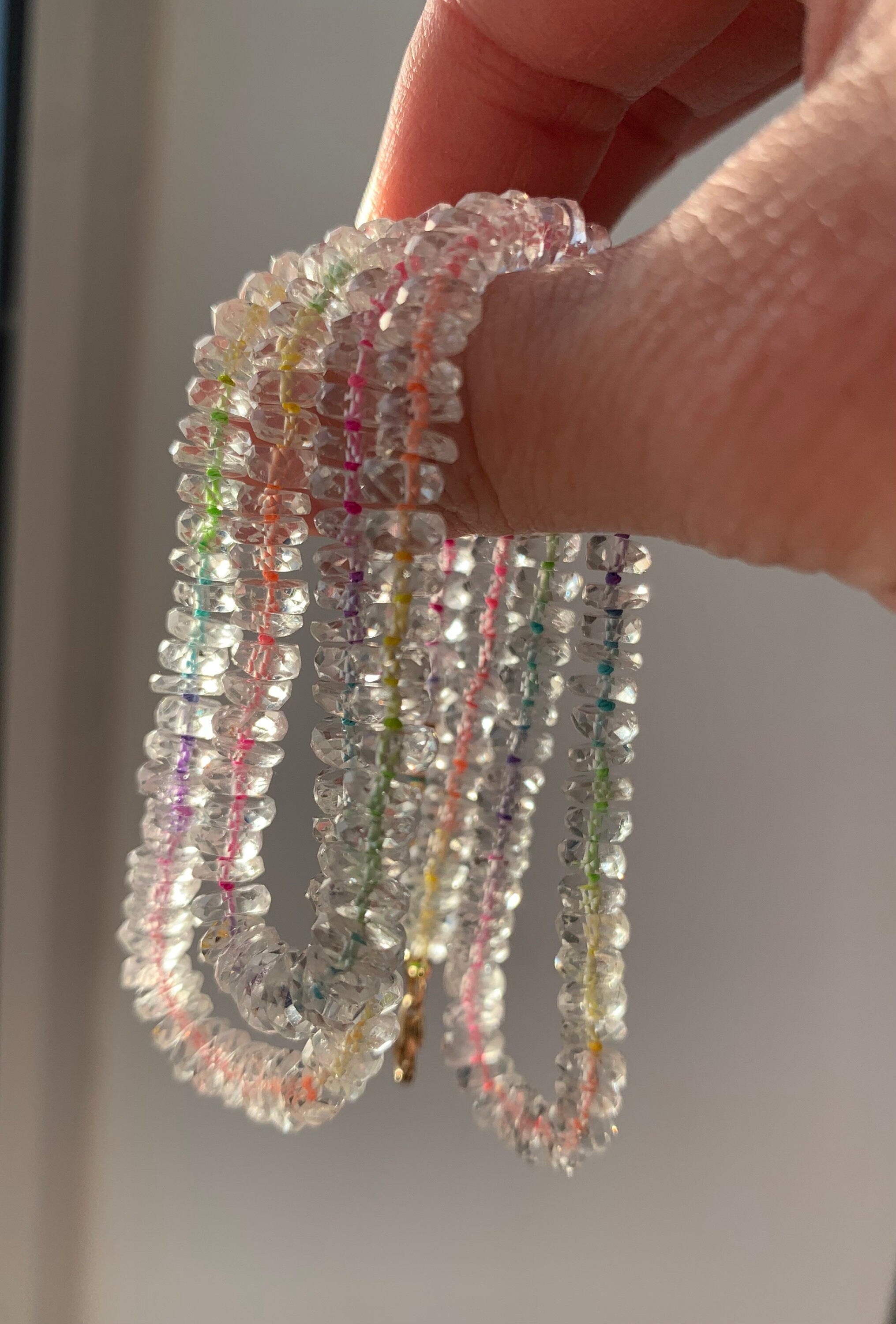 Magnífico collar de cuentas de seda arcoíris de neón y topacio blanco de oro de 18 quilates