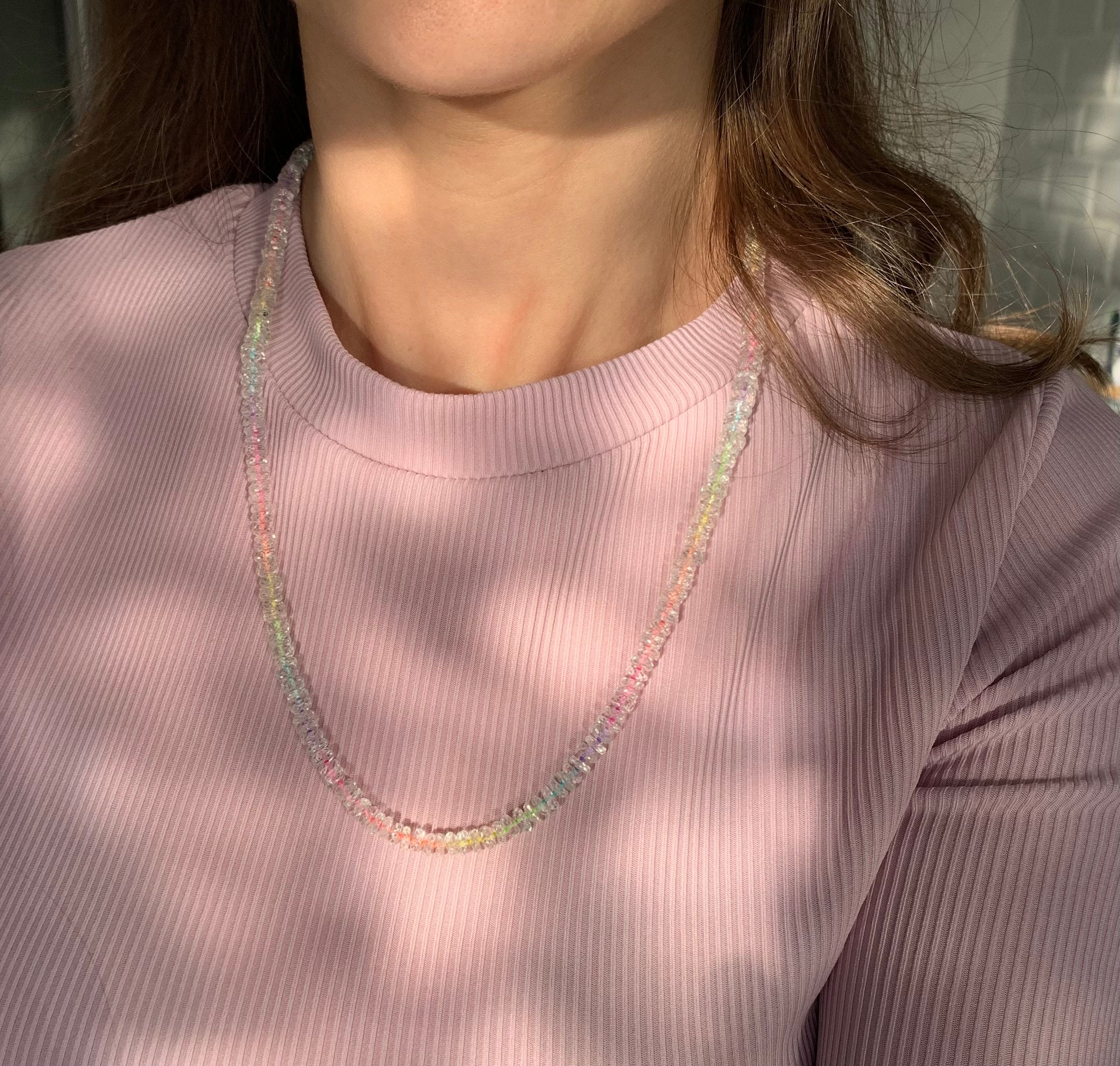 Magnífico collar de cuentas de seda arcoíris de neón y topacio blanco de oro de 18 quilates