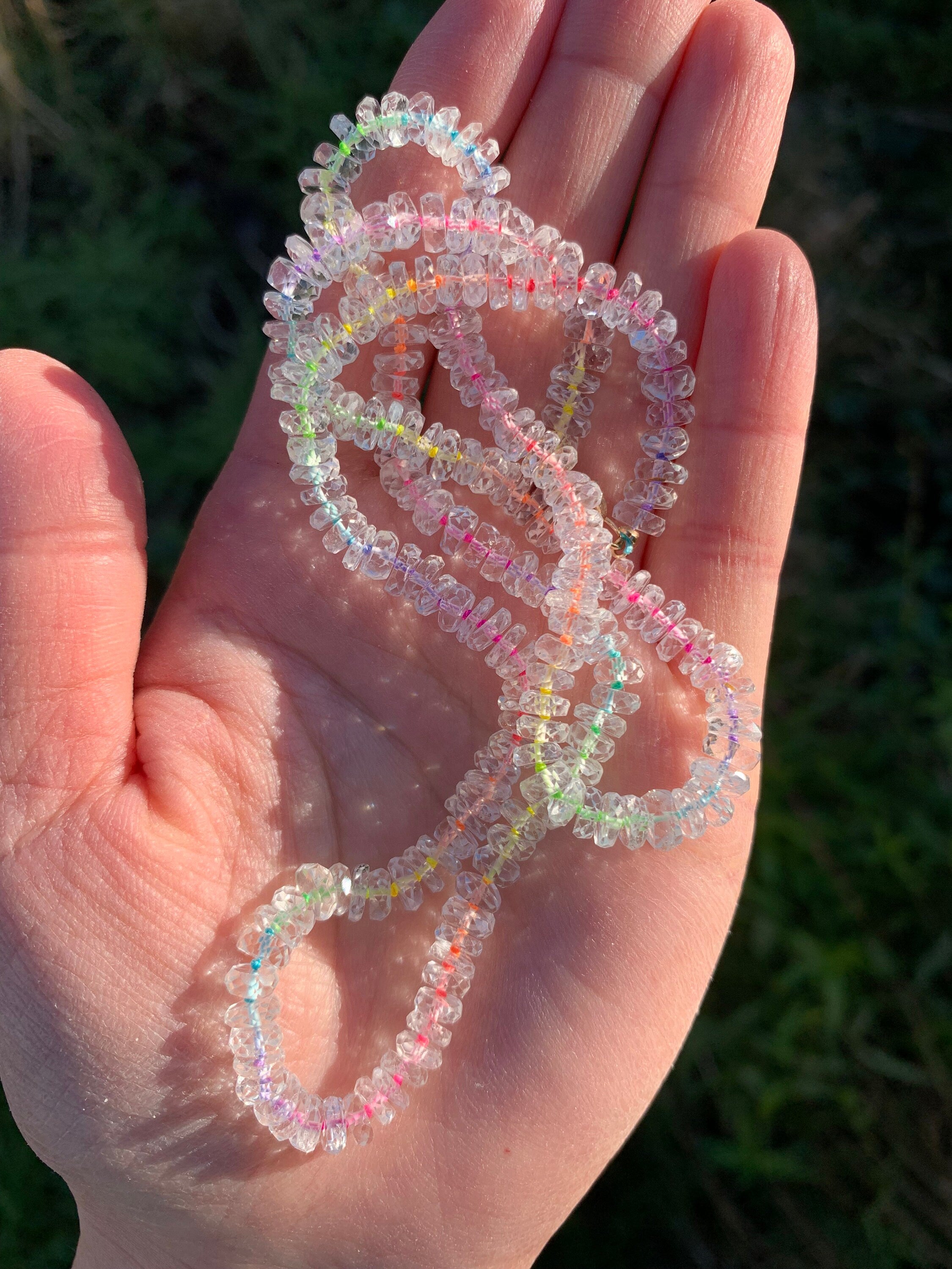 Magnífico collar de cuentas de seda arcoíris de neón y topacio blanco de oro de 18 quilates