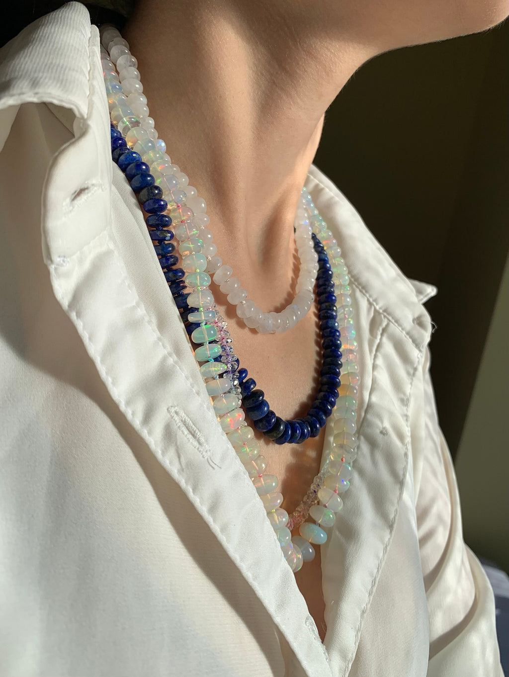 Encantador colgante de cianita con conector de bucles abiertos de oro de 18 quilates con lapislázuli