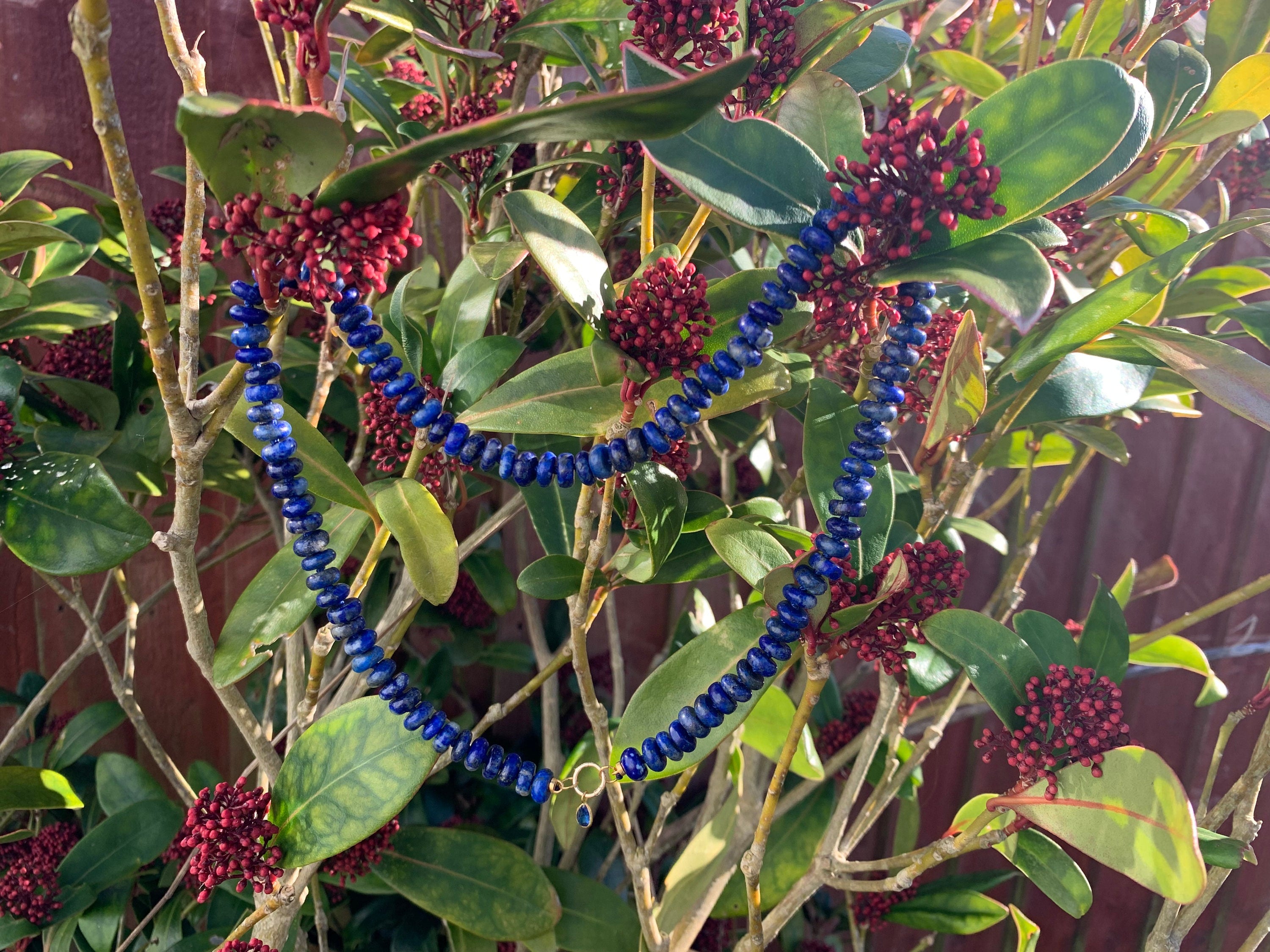 Encantador colgante de cianita con conector de bucles abiertos de oro de 18 quilates con lapislázuli