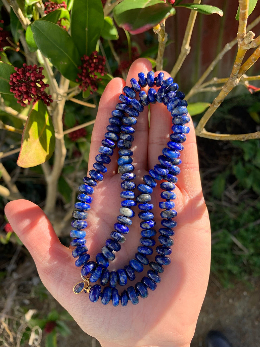 Encantador colgante de cianita con conector de bucles abiertos de oro de 18 quilates con lapislázuli