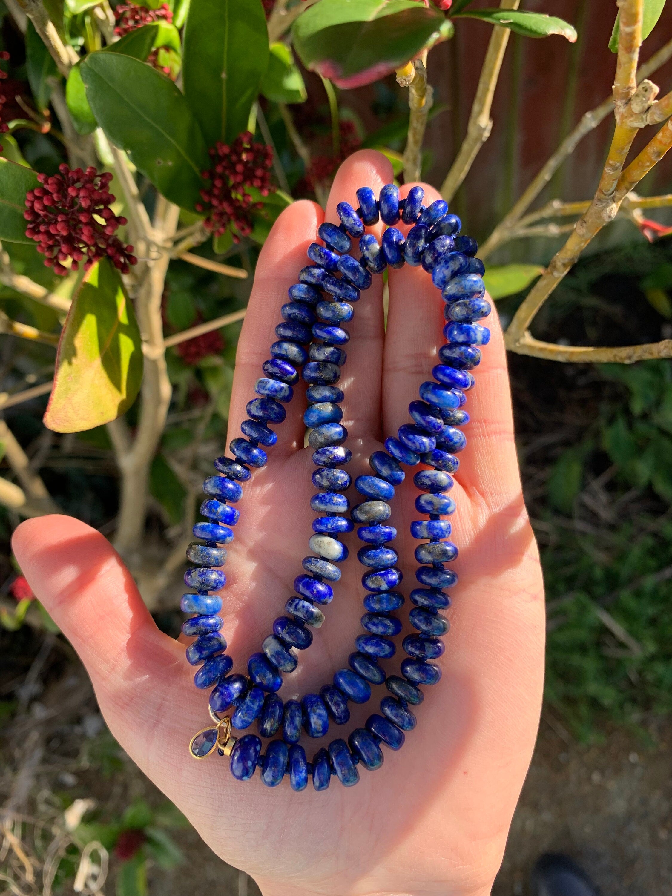 Encantador colgante de cianita con conector de bucles abiertos de oro de 18 quilates con lapislázuli