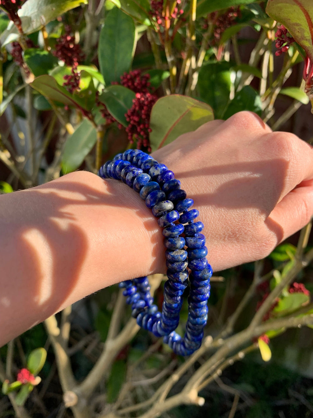 Encantador colgante de cianita con conector de bucles abiertos de oro de 18 quilates con lapislázuli